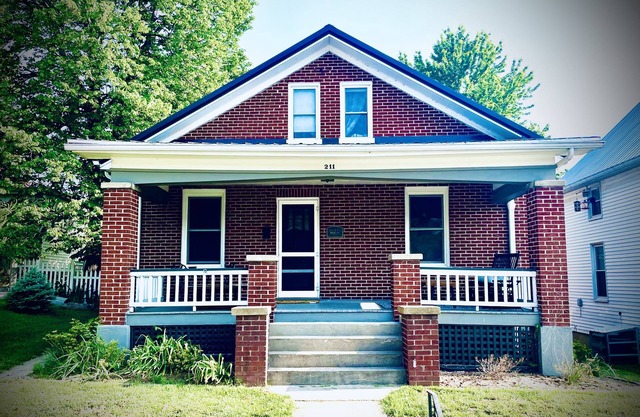 Helen's House-3 bed, 2 bath bungalow 3 blocks from Main Street!