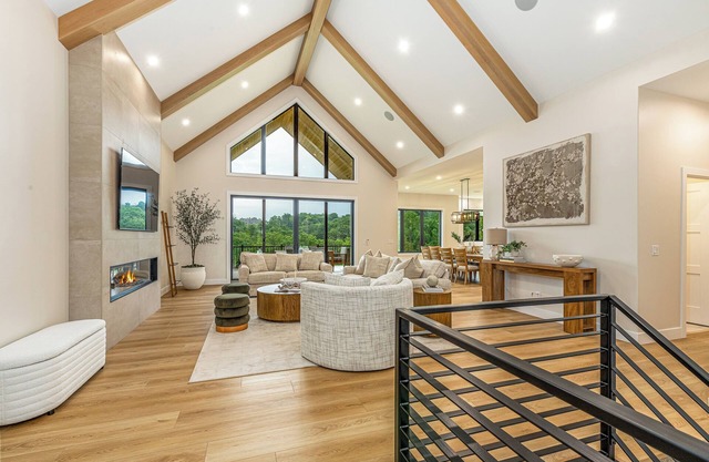 HELLO Autumn! Luxury Home on The General - Golf Simulator, Hot Tub, VIEWS!