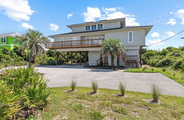 Hello Beach! 4 Bedroom + Loft Oceanfront with Large Deck - Stā Vacation Rentals