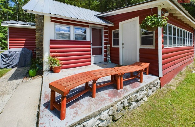 Hemlock Cove-Ostrander Lakefront Cabin-Boats-In the Woods