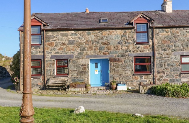 HENDRE, pet friendly, character holiday cottage in Y Felinheli