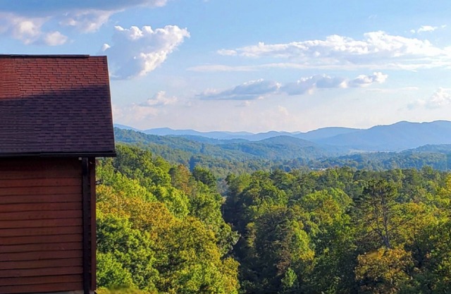"Her Endless Views" cabin has incredible mountain views, hot tub, and firepit