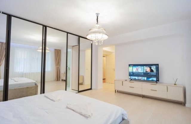 Herastrau Grand Suite: Luxurious 3-Bedroom Retreat