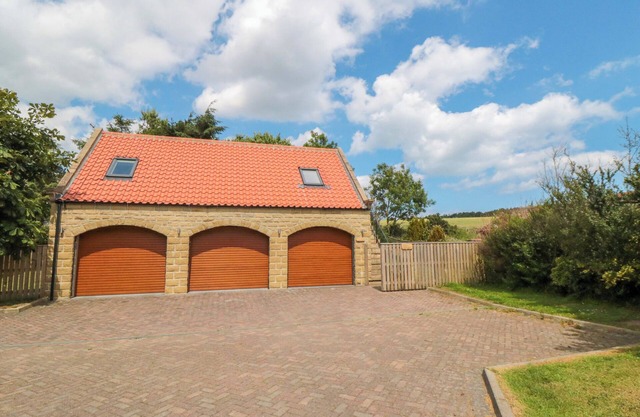 HERON NEST, pet friendly, with a garden in Scarborough