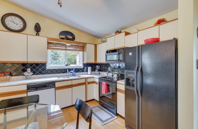 Herrington Lake Getaway w/Water-View Deck!