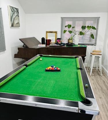 Hertford Home detached garden parking pet allowed