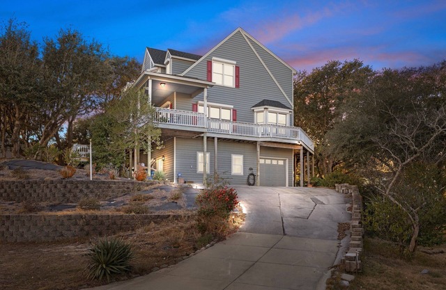 Heverly House Retreat, walkable to the beach, fitness room, hot tub, arcade game