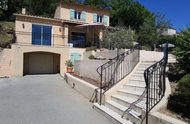 Hibernate in a Villa facing south and fenced 15 km from the Côte d'Azur. 6 adults + baby