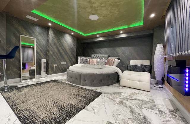 Hidden Gem Lt Properties Jacuzzi bath Super king size round bed