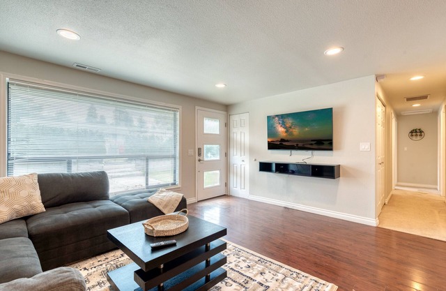 Hidden Gem of Renton ❇ 4 BD/2 BA Home ❇ Glam Bath