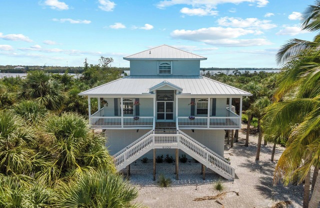 Hidden Gem, peaceful and private tropical vacation home with a water overlook