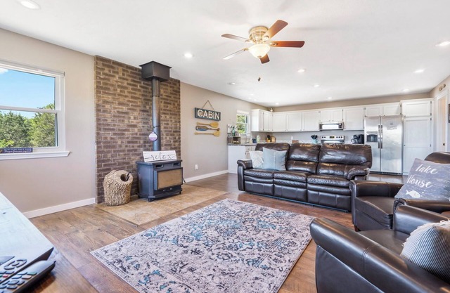 Hidden Gem! Walking Trail to the Lake, Minutes to Silver Dollar City, Free Tickets