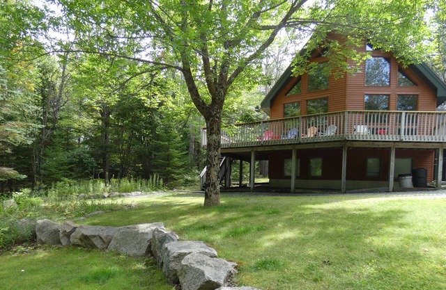 Hideaway Chalet, Beautiful Cedar home abutting Acadia National Park