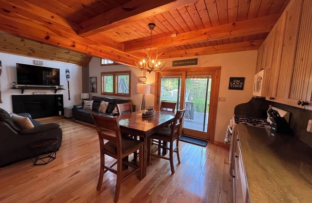 Hideout,2 King Beds,3 bunk beds,Linens,walk to Ski Hill, Beach and Pool! Creek!