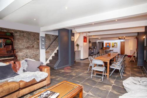 higgihaus #5 Sleeps 14-16 Hens Stags Big Groups