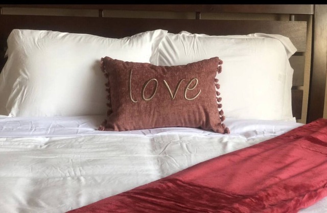 High DESERT- LUXURY LIVING! Close to shopping & freeway.