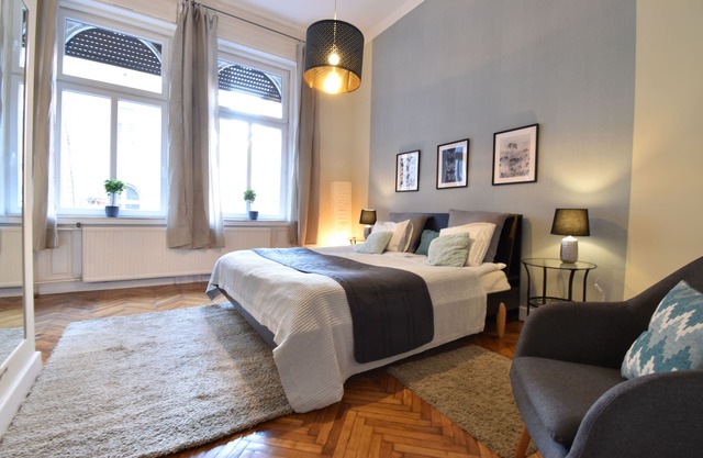 High end 3 bedroom/3 bathroom flat