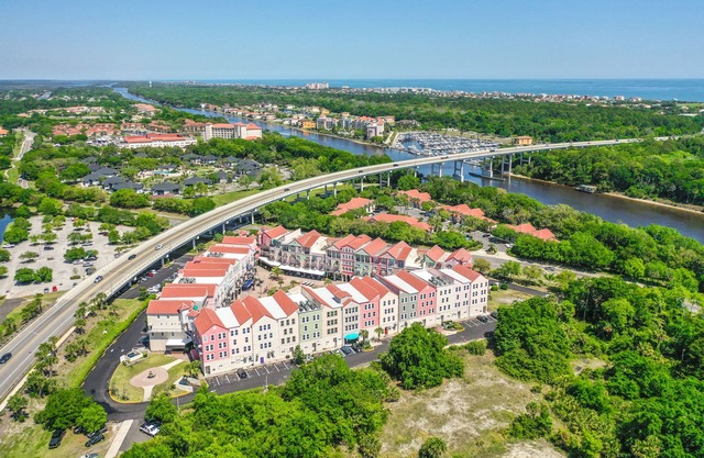 High Reviews! Updated Top Corner-Euro Village-Shops, Food & Bars-5 Min to Beach!