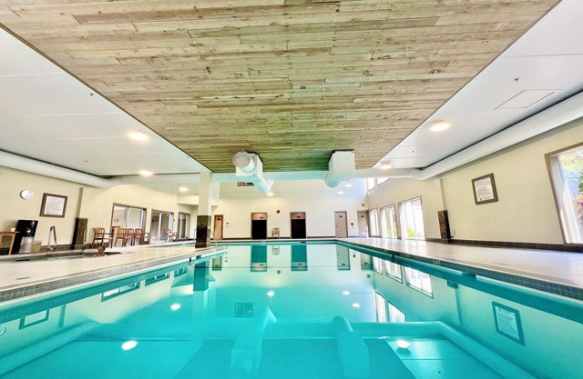 High Tide Suite: NEW Ocean Front w/Spa-like Bath, Resort Pool, Hot Tub, Sauna