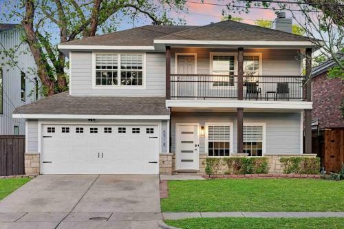 Highland Cottage - Central, Huge Yard Hot Tub