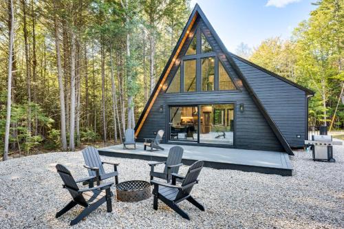 Hike, Ski and Explore Serene Danbury Cabin with Sauna