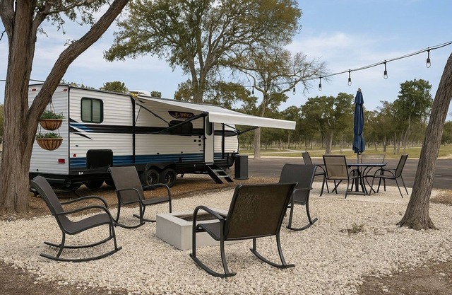 Hill Country Bear Retreat - Minutes from Guadalupe River Nature-Lover’s Hideaway