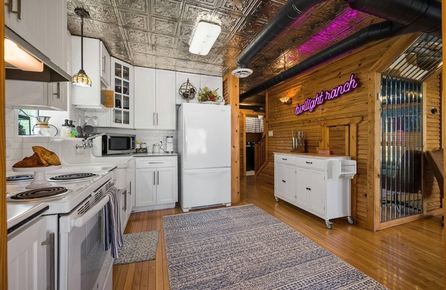 Hill Country Cabin w/hot tub and dog friendly!