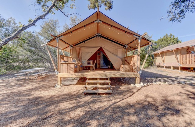Hill Country Glamping with AC & Free Wine Tasting