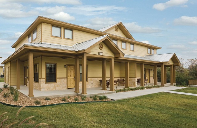 Hill Country Rustic Luxury Condo w/Resort Heated Pool & Near Gruene Hall