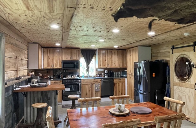 Hill Top Cabin W/drive out snowmobiling and ATV riding.