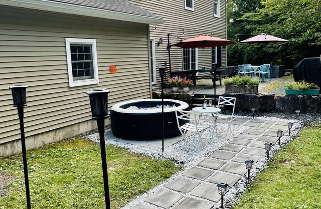 Hill Top Villa - 6 bedroom, 4 bathrooms, hot tub, Movie Room, Windham 10min