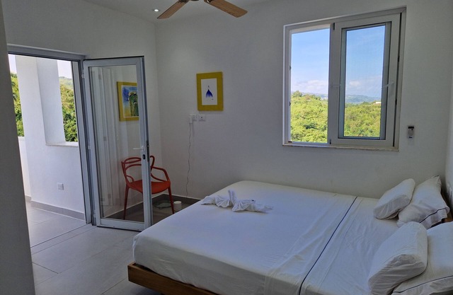 Hill view room with 2 shared bathrooms in seaview Villa