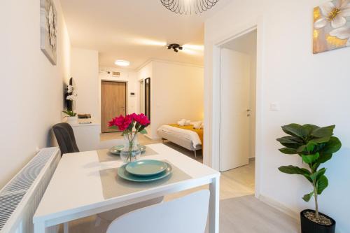 Hills Residence - Studio with Balcony & View