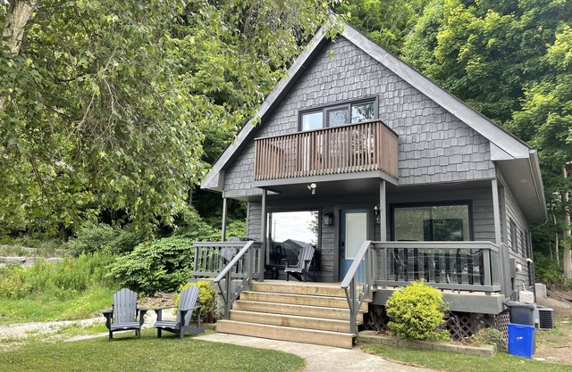Hillside Hideaway in the Heart of Port Stanley