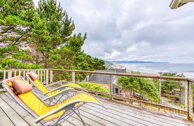 Hillside home with exceptional ocean view near the beach - dog-friendly