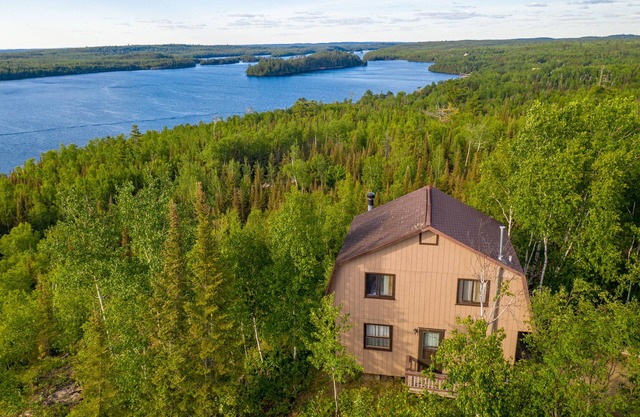 Hilltop Cabin – Scenic BWCA Lookout with Historic Charm & Resort Amenities