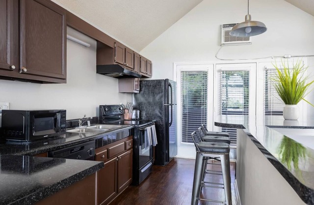 Hilltop Hideaway G- King Beds/Free Parking/2 Bath