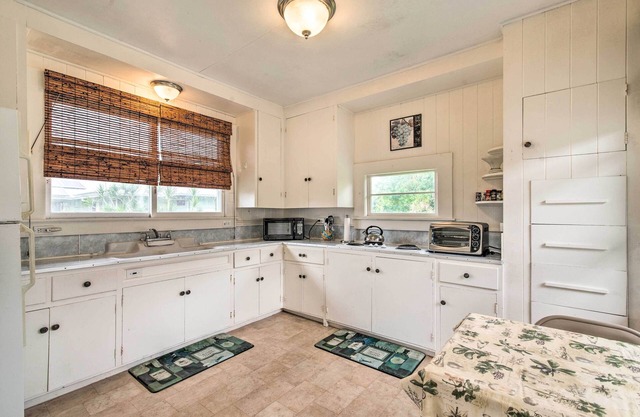 Hilo Home Base - 3 Miles to State Park & Beach!