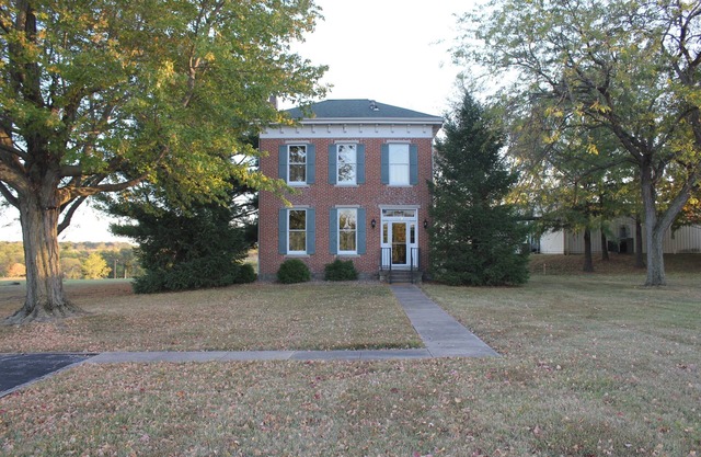 Historic 1870 Brick Farm House - Near Culver Stockton College