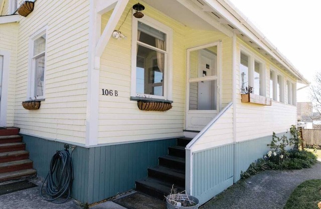 Historic 1930's Cottage Overlooking Crescent Harbor
