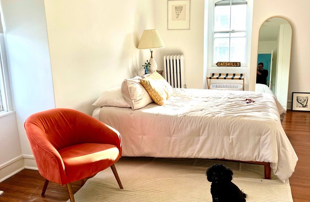 Historic 4br house in Beacon, 3 floors, fenced yard, porch, WiFi, dog-friendly