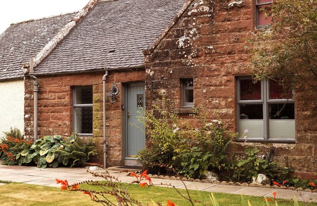 Historic Avenue Cottage with Hot Tub