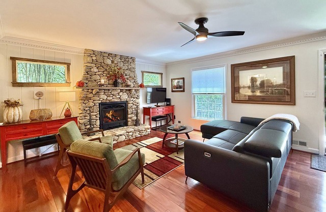 Historic Blythe Cottage in Downtown Hendersonville