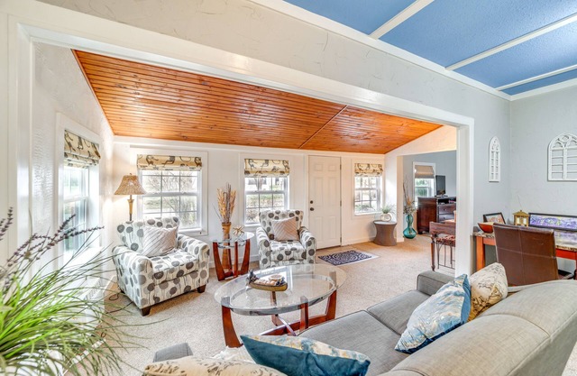 Historic Cabin w/Yard: 1 Mi to Lake Spavinaw!