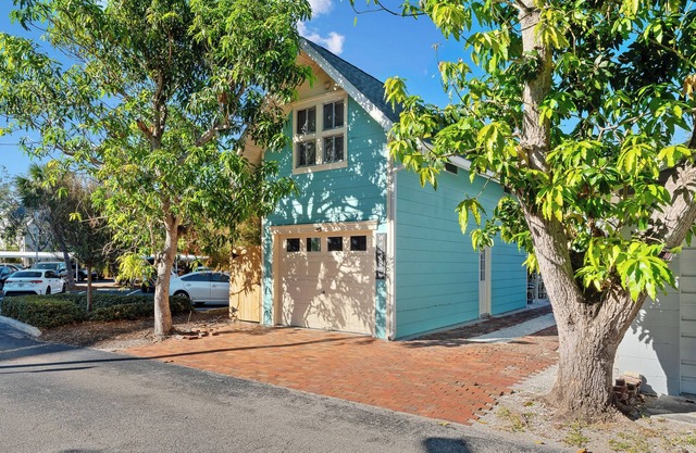 Historic Carriage House, 15 min to AMI Beach & IMG