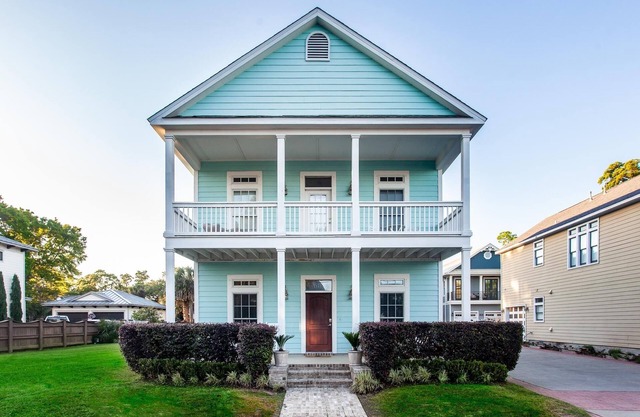 Historic Downtown Bayfront New Home - Mins to Beach, Walk Downtown, Pool, Bikes