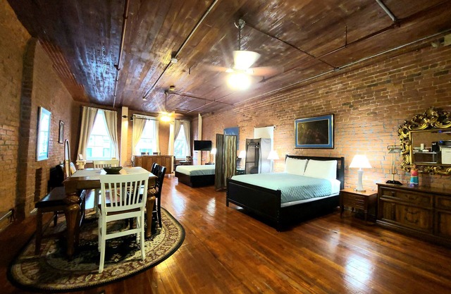 Historic Downtown Hardwood Apartment 2 Minute Walk to French Quarter -3B