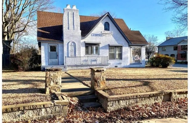 Historic Downtown Cottage in Russellville