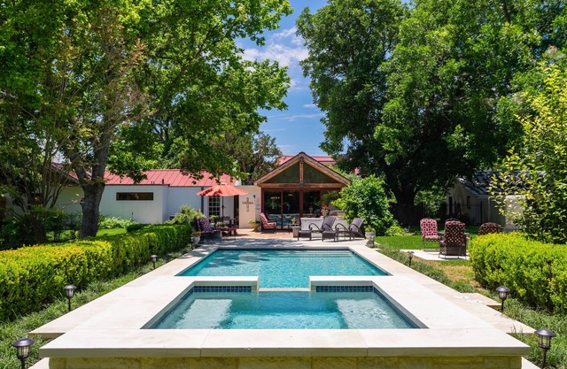 Historic Luxe Estate - Heated Pool, Hot Tub, Fire Pit & Pool Table for up to 13