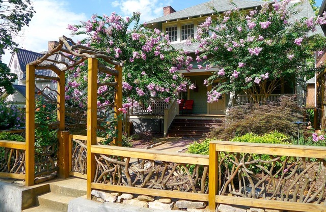 Historic Private Cottage in the Heart of Downtown on Charming Church Street